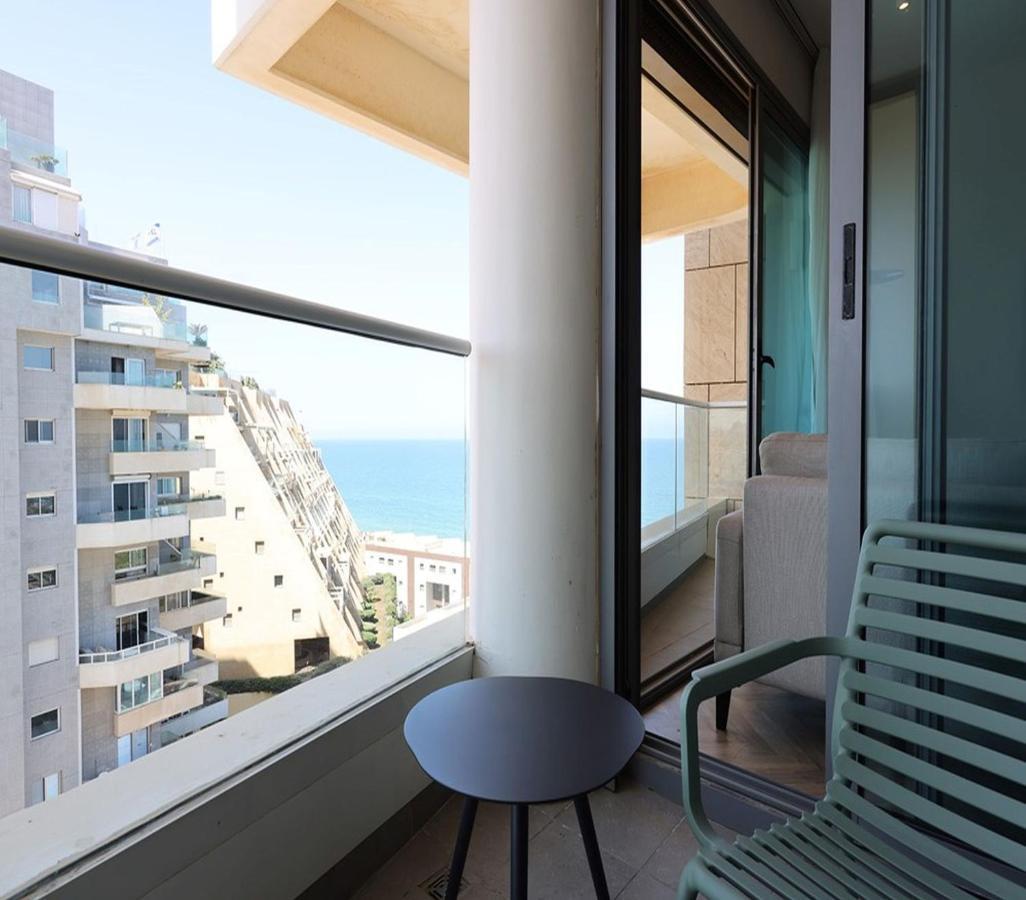 West Tel Aviv- All Suites Hotel By The Sea Bagian luar foto