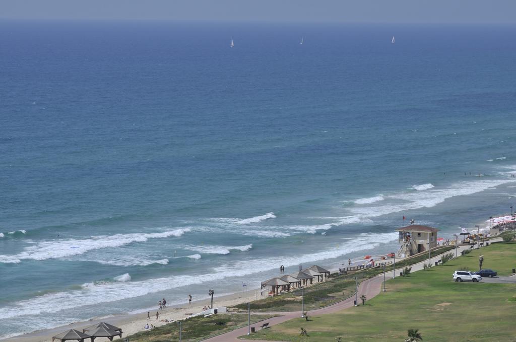 Play Hatzuk Beach Tel Aviv Bagian luar foto